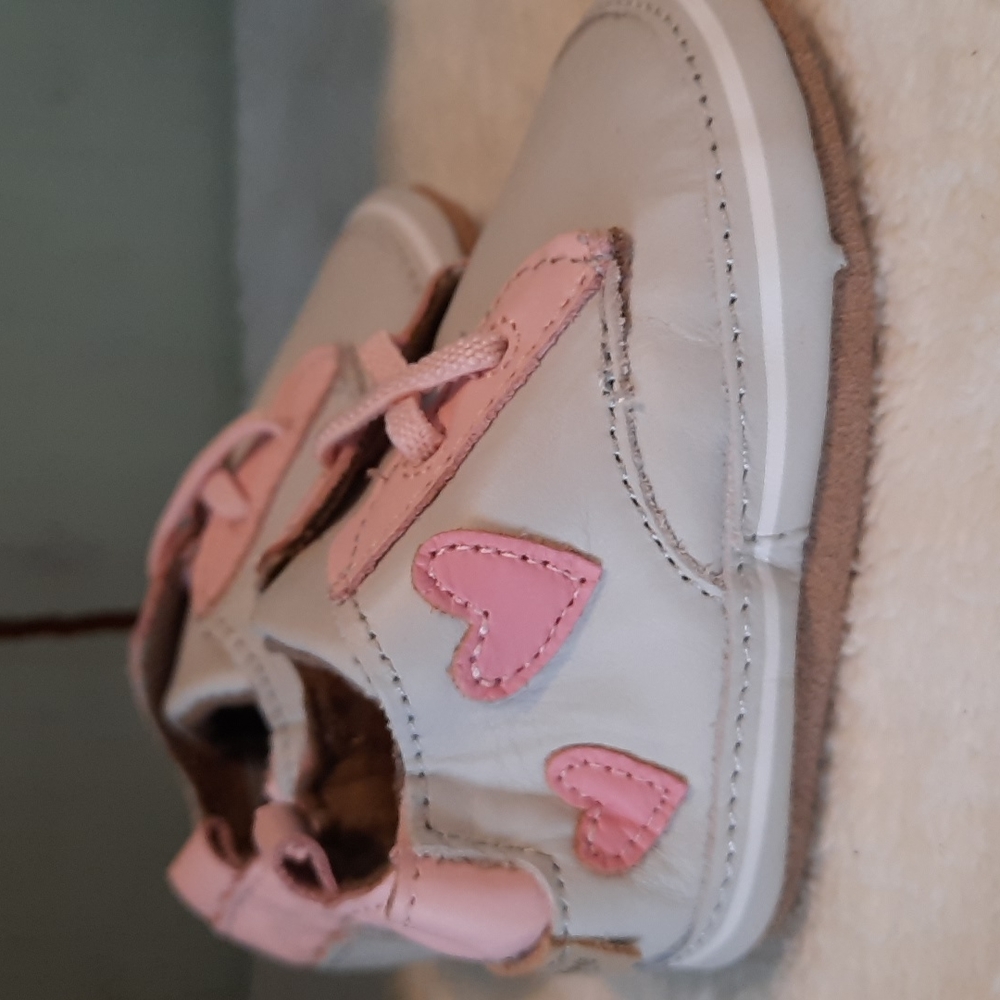 Robeez 100% Leather Soft Sole Baby Shoes Cute Heart Breaker Love Newborn NIB